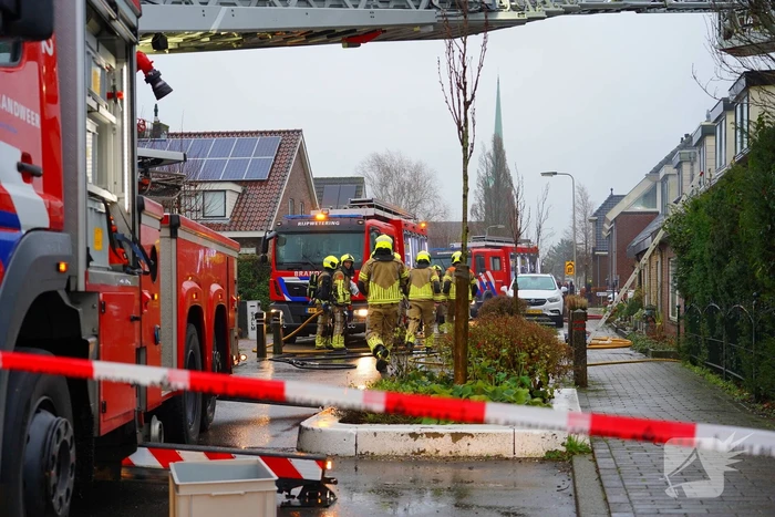 Veel rook bij brand in dak van woning