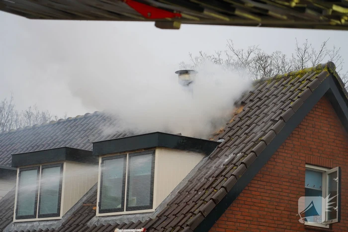 Veel rook bij brand in dak van woning