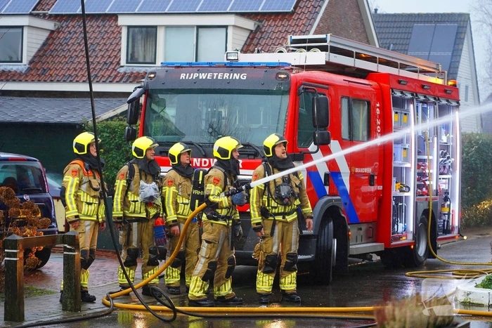 Veel rook bij brand in dak van woning