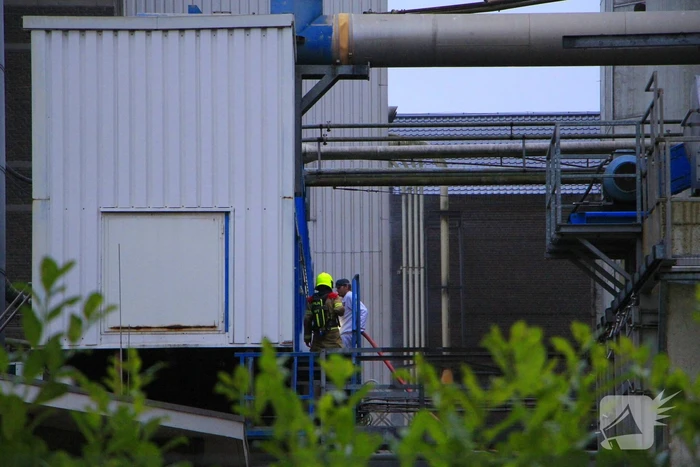 Brandende transportband in meelfabriek moeilijk bereikbaar