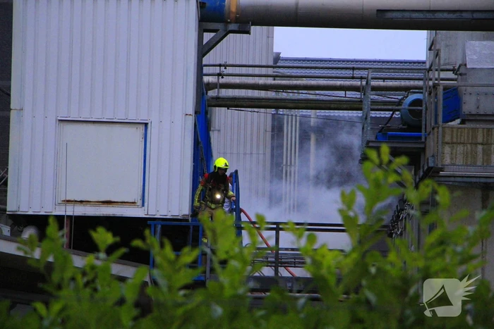 Brandende transportband in meelfabriek moeilijk bereikbaar