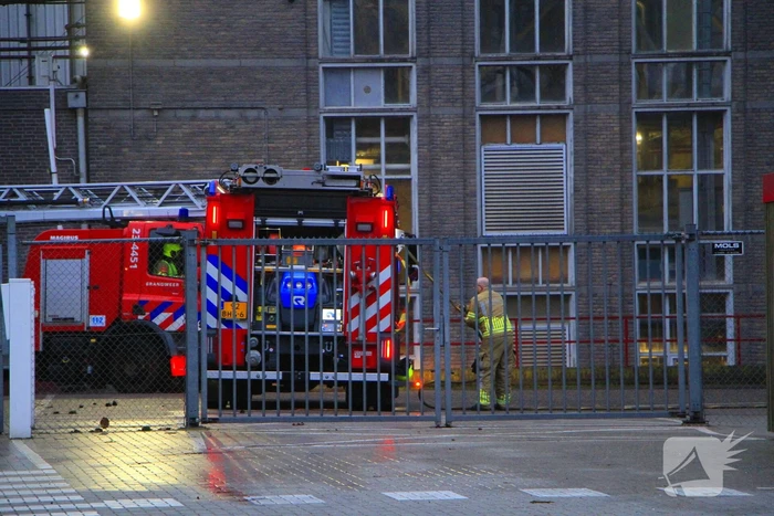 Brandende transportband in meelfabriek moeilijk bereikbaar