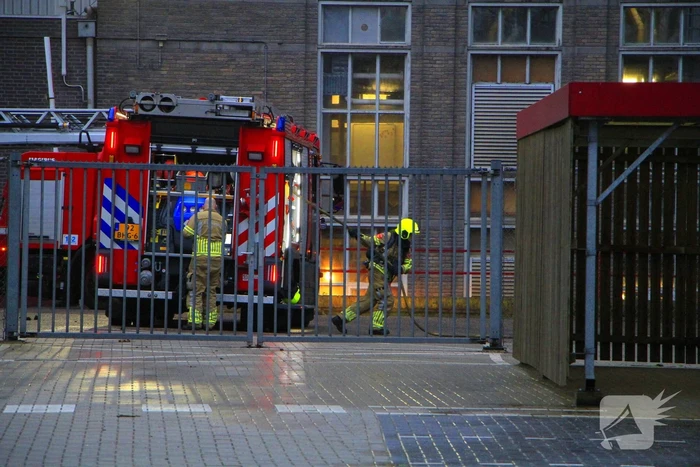 Brandende transportband in meelfabriek moeilijk bereikbaar