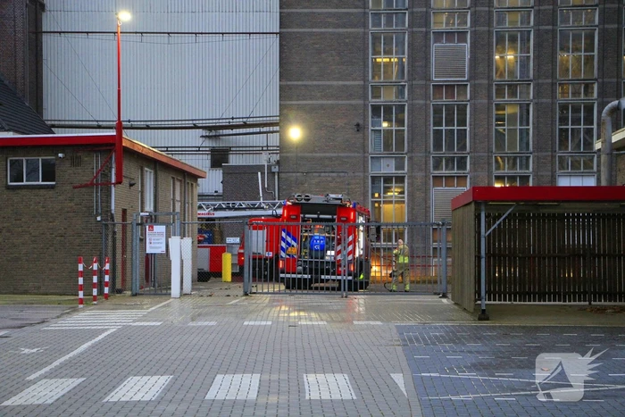 Brandende transportband in meelfabriek moeilijk bereikbaar