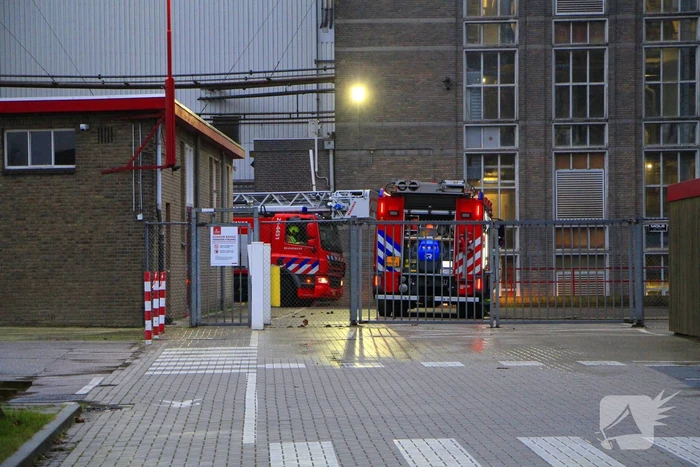 Brandende transportband in meelfabriek moeilijk bereikbaar