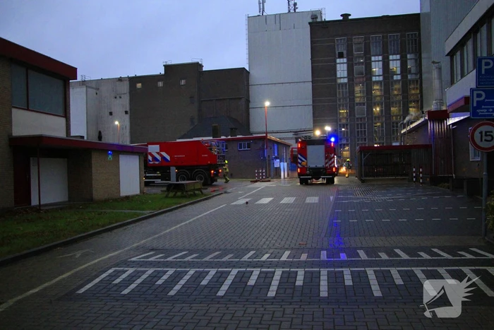 Brandende transportband in meelfabriek moeilijk bereikbaar