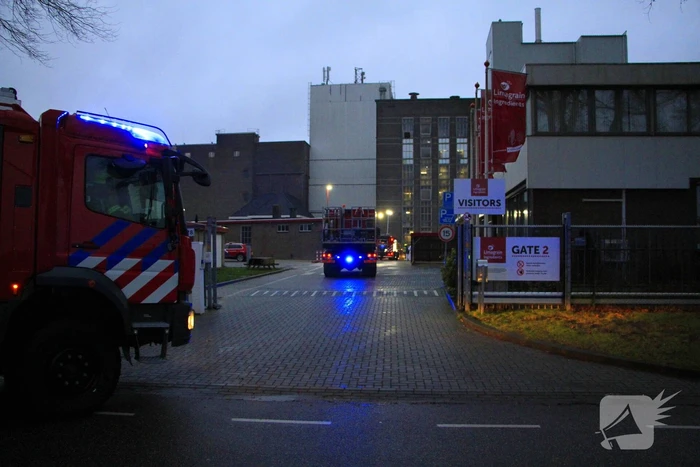 Brandende transportband in meelfabriek moeilijk bereikbaar