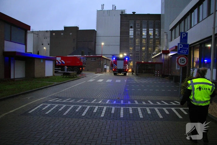 Brandende transportband in meelfabriek moeilijk bereikbaar