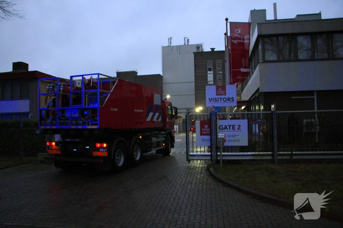 Brandende transportband in meelfabriek moeilijk bereikbaar