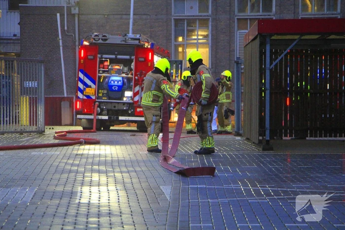 Brandende transportband in meelfabriek moeilijk bereikbaar