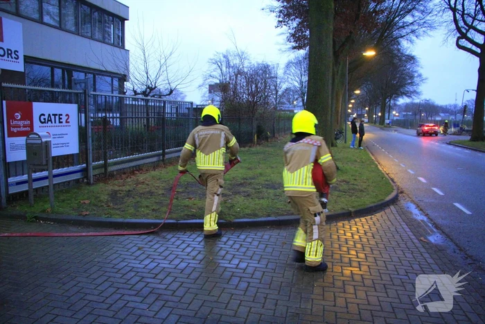 Brandende transportband in meelfabriek moeilijk bereikbaar