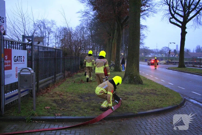 Brandende transportband in meelfabriek moeilijk bereikbaar
