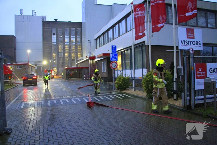 Brandende transportband in meelfabriek moeilijk bereikbaar