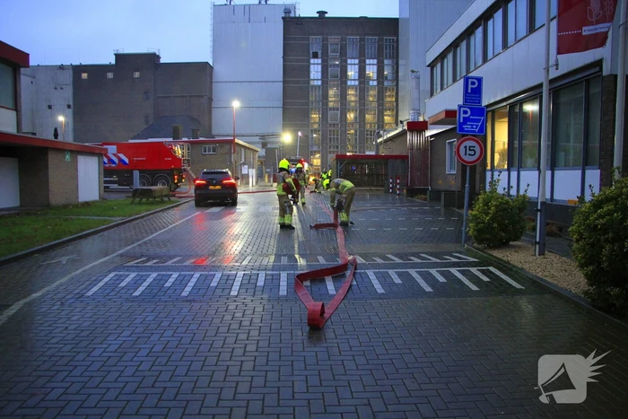 Brandende transportband in meelfabriek moeilijk bereikbaar