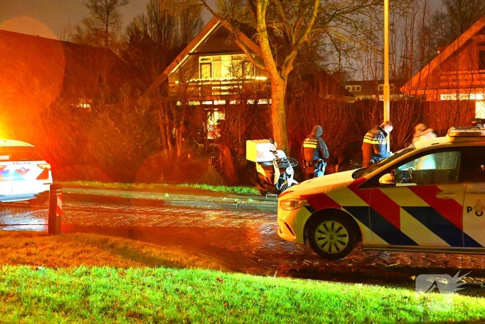 Scooterrijder botst tegen paal en raakt gewond