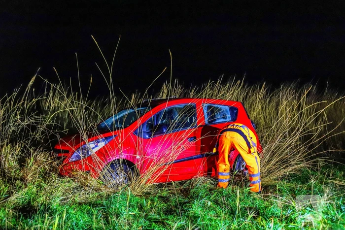 Auto belandt op zijkant langs kanaal