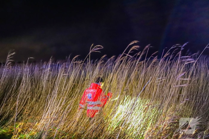 Auto belandt op zijkant langs kanaal