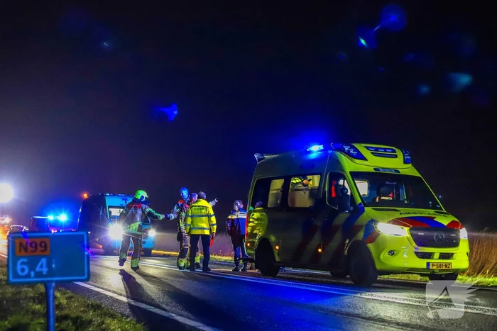 Auto belandt op zijkant langs kanaal