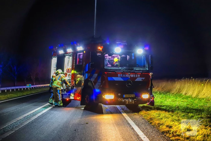Auto belandt op zijkant langs kanaal