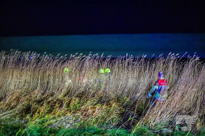 Auto belandt op zijkant langs kanaal
