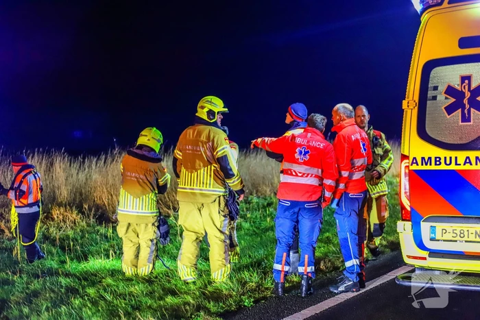 Auto belandt op zijkant langs kanaal