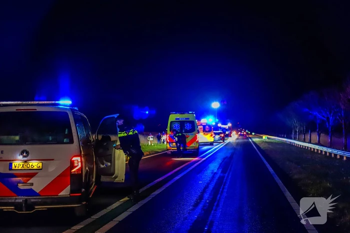 Auto belandt op zijkant langs kanaal
