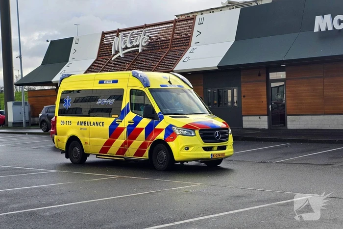Fietser zwaargewond bij aanrijding met auto, traumateam ingezet