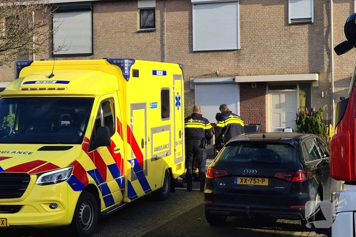 Hulpdiensten druk met verward persoon