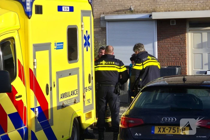 Hulpdiensten druk met verward persoon