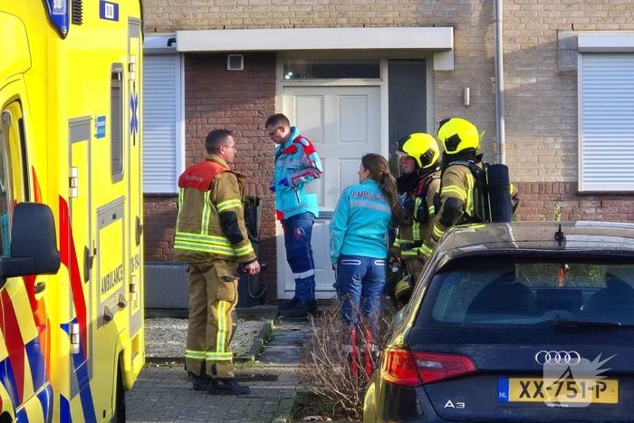 Hulpdiensten druk met verward persoon