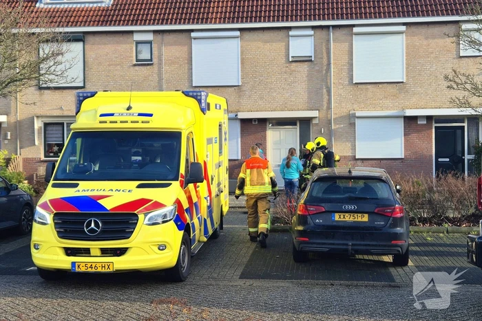 Hulpdiensten druk met verward persoon