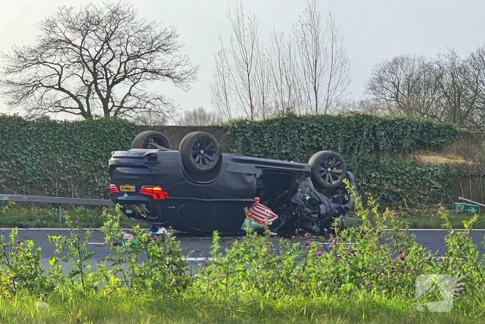 Auto slaat over de kop bij kruising