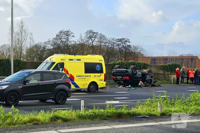 Auto slaat over de kop bij kruising