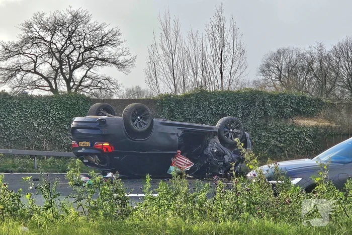 Auto slaat over de kop bij kruising