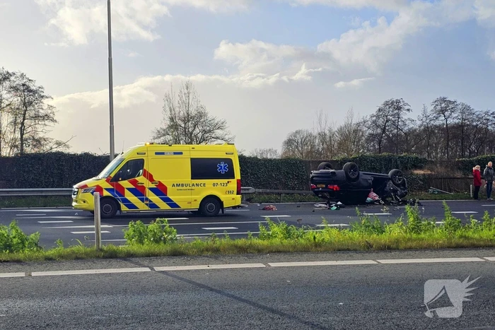 Auto slaat over de kop bij kruising