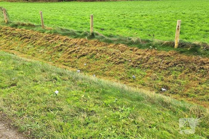 Auto slaat over de kop bij kruising