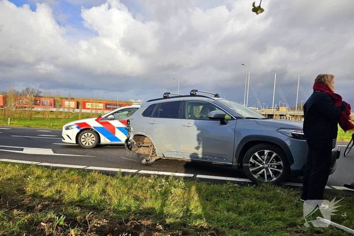 Auto slaat over de kop bij kruising