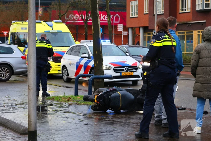 Scooterrijder klapt achterop stilstaande personenauto