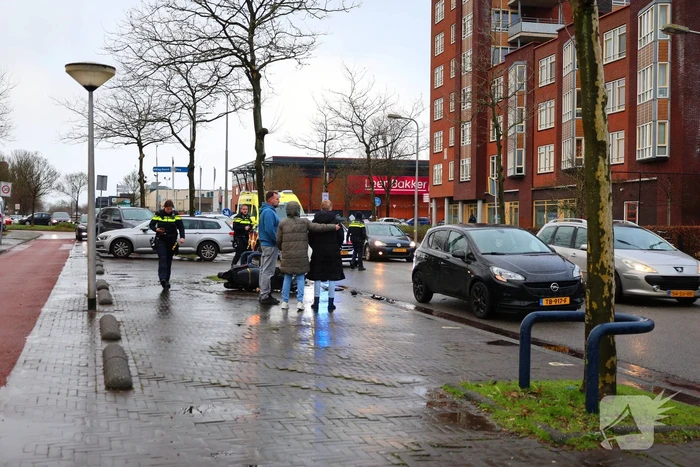 Scooterrijder klapt achterop stilstaande personenauto