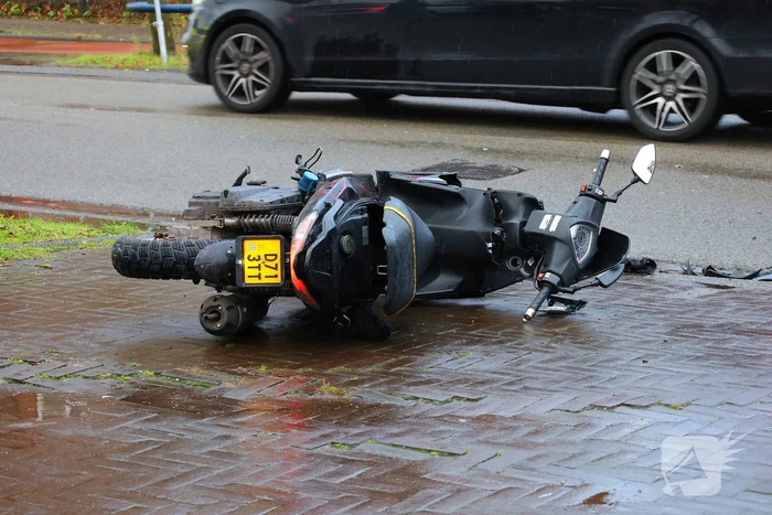 Scooterrijder klapt achterop stilstaande personenauto
