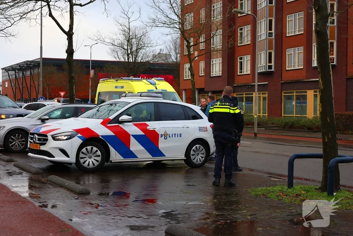 Scooterrijder klapt achterop stilstaande personenauto