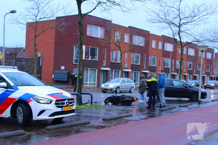 Scooterrijder klapt achterop stilstaande personenauto