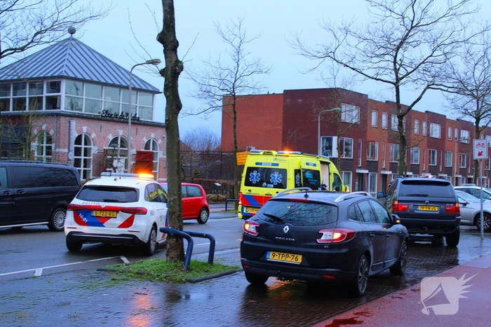 Scooterrijder klapt achterop stilstaande personenauto