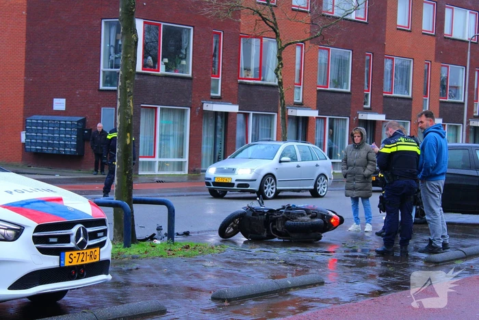 Scooterrijder klapt achterop stilstaande personenauto