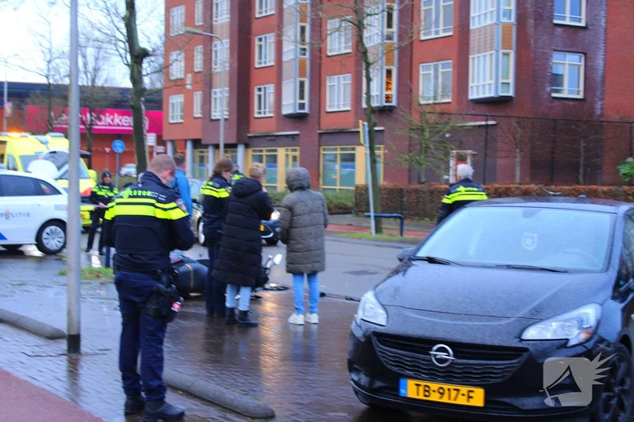 Scooterrijder klapt achterop stilstaande personenauto