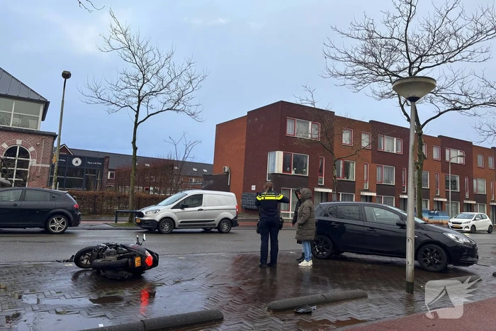 Scooterrijder klapt achterop stilstaande personenauto