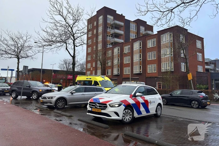 Scooterrijder klapt achterop stilstaande personenauto