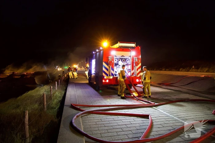 Brandweer blust uitslaande brand in strandtent