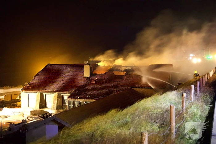 Brandweer blust uitslaande brand in strandtent