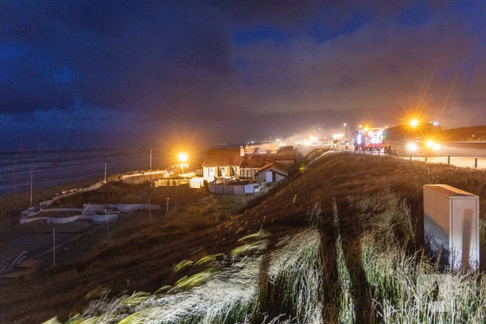 Brandweer blust uitslaande brand in strandtent